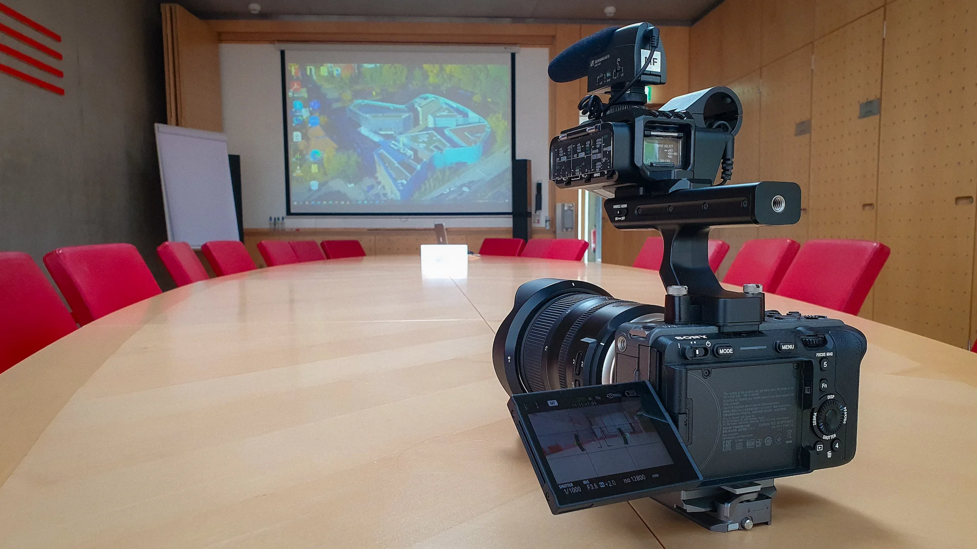 4K-Kamera von Sony auf einem Tisch in den Nordischen Botschaften Berlin – professioneller Eventfilm-Dreh von Müller Filmt