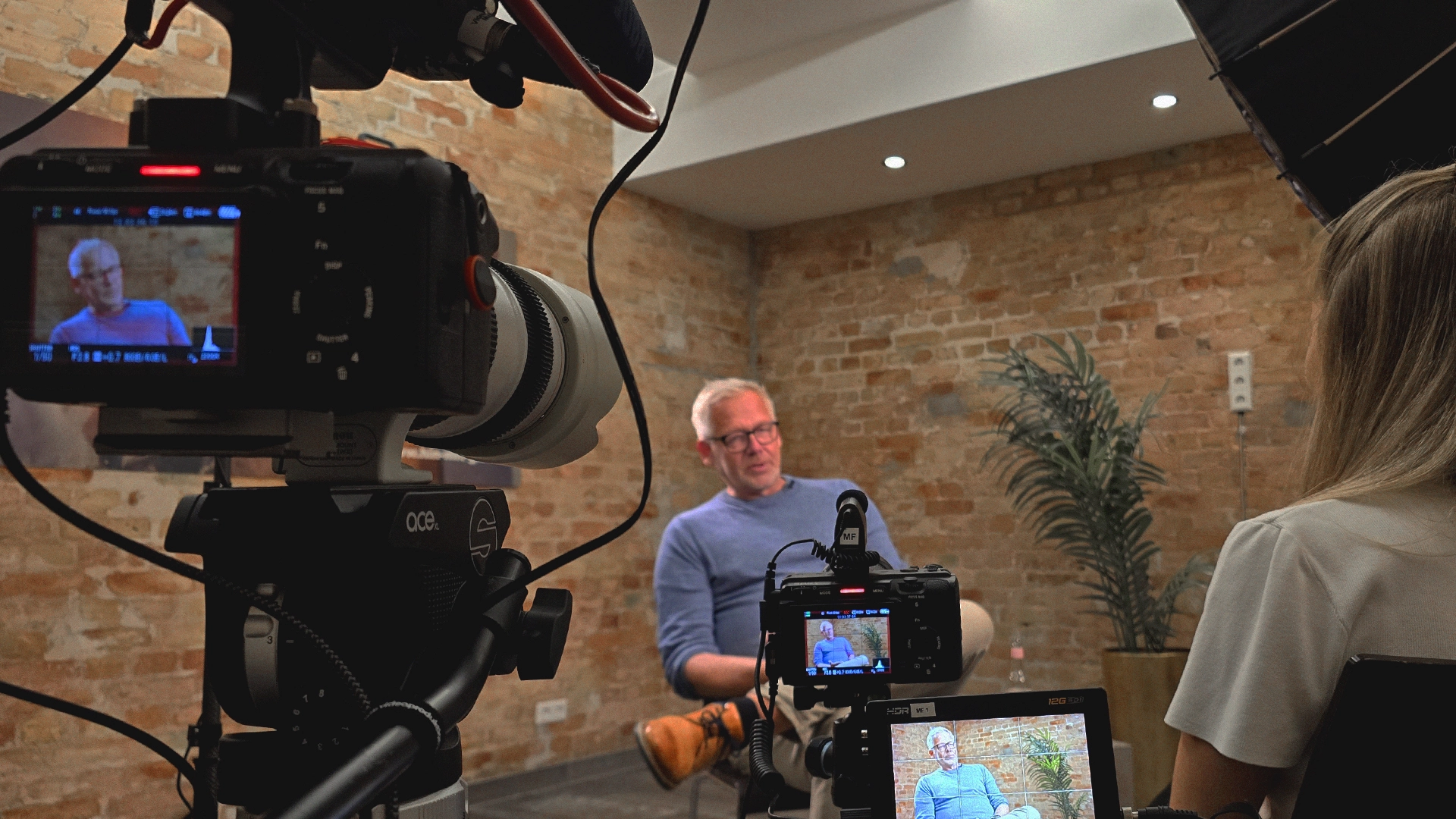 Interview-Setup mit mehreren Kameras bei Dreharbeiten für einen Imagefilm – professioneller Kameramann für Imagefilme aus Berlin