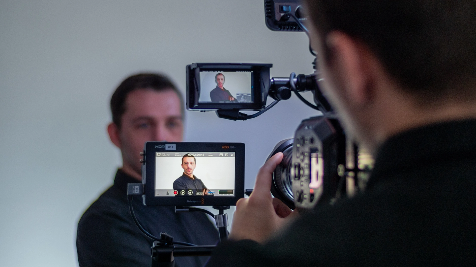 Videograf Armin Müller aus Berlin an einer Profi-Filmkamera